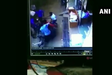 Ngã từ tầng cao xuống, bé trai thoát chết như có phép màu