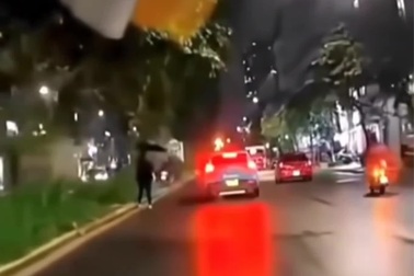 Thanh niên chạy xe máy lạng lách trên đường đông tự gây tai nạn