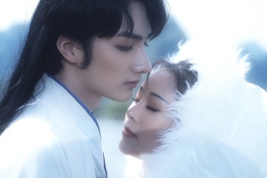 Ca sĩ Hoa Trần ra mắt MV mới, đóng cặp cùng bạn diễn kém 18 tuổi