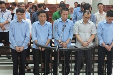 Cựu Giám đốc Ngân hàng cùng 14 đồng phạm chiếm đoạt 149 tỉ đồng hầu toà