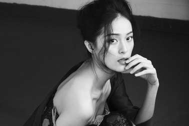 "Tấm" Hạ Vi mình hạc xương mai trong ảnh mới