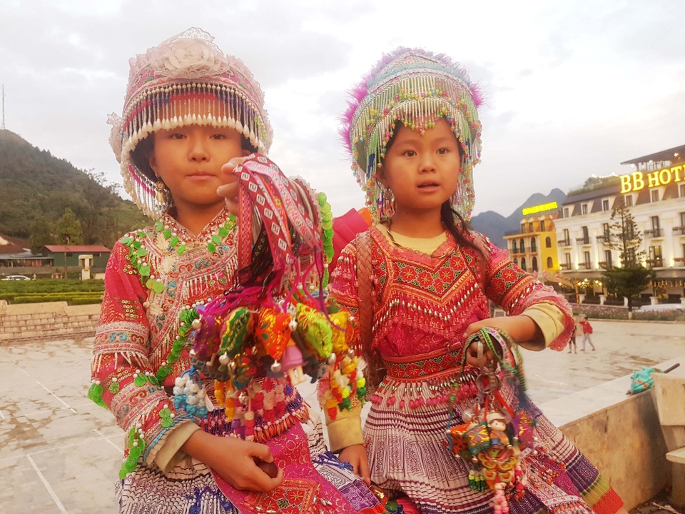 Những đứa trẻ nheo nhóc bán hàng rong mưu sinh ở Sa Pa - 5 Những đứa trẻ nheo nhóc bán hàng rong mưu sinh ở Sa Pa - 5