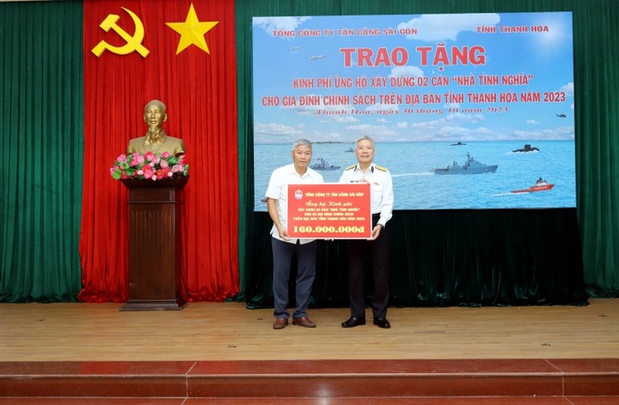 Tổng Công ty Tân cảng Sài Gòn trao tặng kinh phí ủng hộ xây dựng 2 căn nhà tình nghĩa cho 2 gia đình chính sách có hoàn cảnh khó khăn trên địa bàn