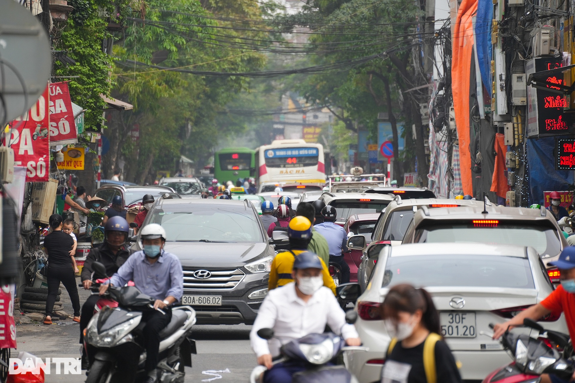 Ngày đầu trẻ mầm non quay trở lại trường, giao thông ở Hà Nội nghẹt thở - 10 Ngày đầu trẻ mầm non quay trở lại trường, giao thông ở Hà Nội nghẹt thở - 10