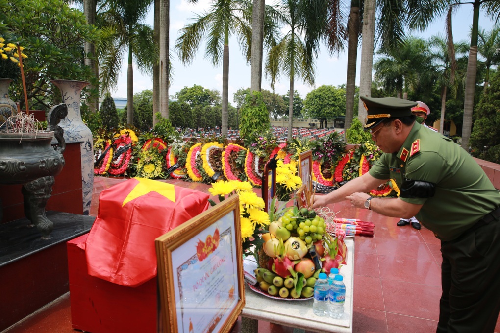 Tiễn biệt liệt sĩ Đặng Anh Quân về đất mẹ - 2 Tiễn biệt liệt sĩ Đặng Anh Quân về đất mẹ - 2