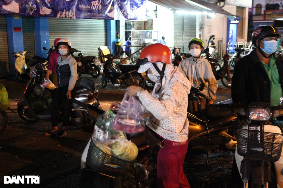 Người dân Pleiku tranh thủ chong đèn đi chợ trước giờ giãn cách - 5 Người dân Pleiku tranh thủ chong đèn đi chợ trước giờ giãn cách - 5