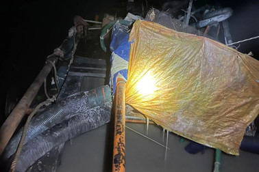 Bỏ lại ghe hút cát trộm, nhảy xuống sông Thị Tính bỏ trốn