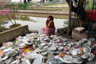 "Nữ giám đốc 8x rửa bát đĩa kín một sân ngày Tết" gây tranh cãi mạng xã hội