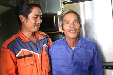 12 ngư dân gặp nạn trên biển được đưa vào bờ an toàn