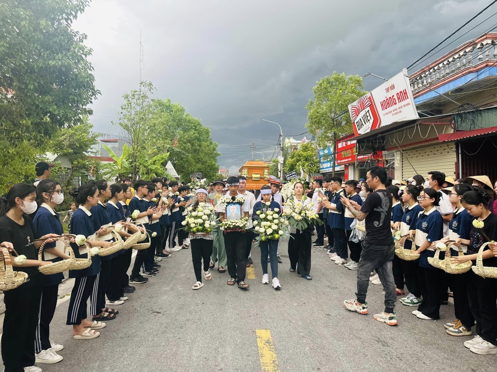 Tang lễ ca nương Tú Thanh: Mẹ nhắn gửi từ xa, cô giáo và bạn học khóc nghẹn - 5 Tang lễ ca nương Tú Thanh: Mẹ nhắn gửi từ xa, cô giáo và bạn học khóc nghẹn - 5