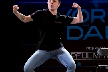 Cô gái thực hiện màn vũ đạo với những động tác đáng kinh ngạc