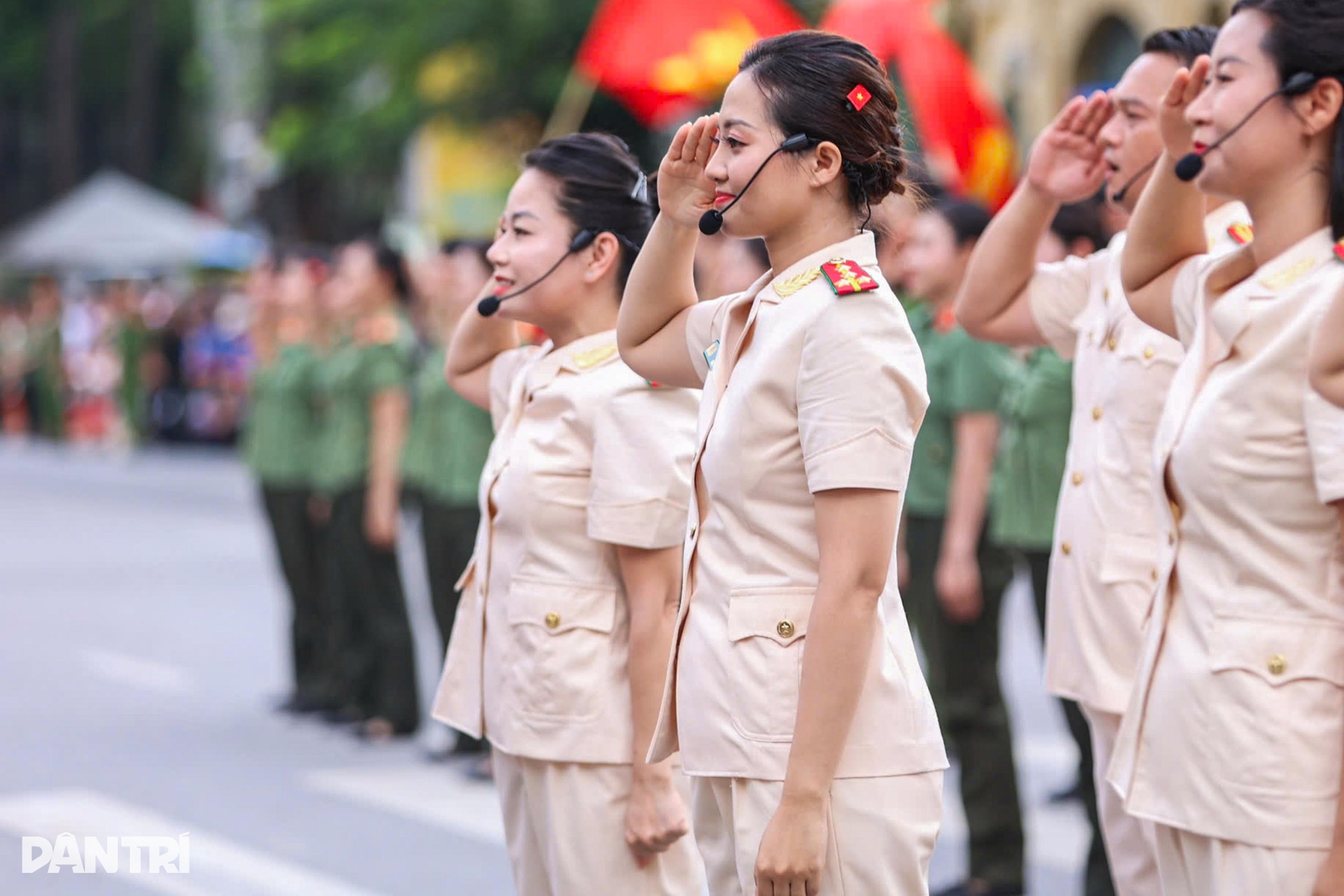 Những bóng hồng rạng rỡ trong Ngày hội vì Thủ đô bình yên - 7 Những bóng hồng rạng rỡ trong Ngày hội vì Thủ đô bình yên - 7