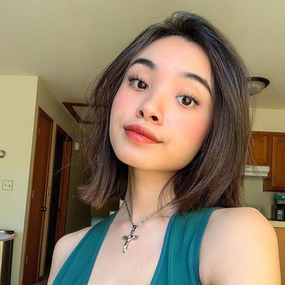 Dung nhan nóng bỏng của cô gái chuyên quay vlog trong ô tô - 1 Dung nhan nóng bỏng của cô gái chuyên quay vlog trong ô tô - 1