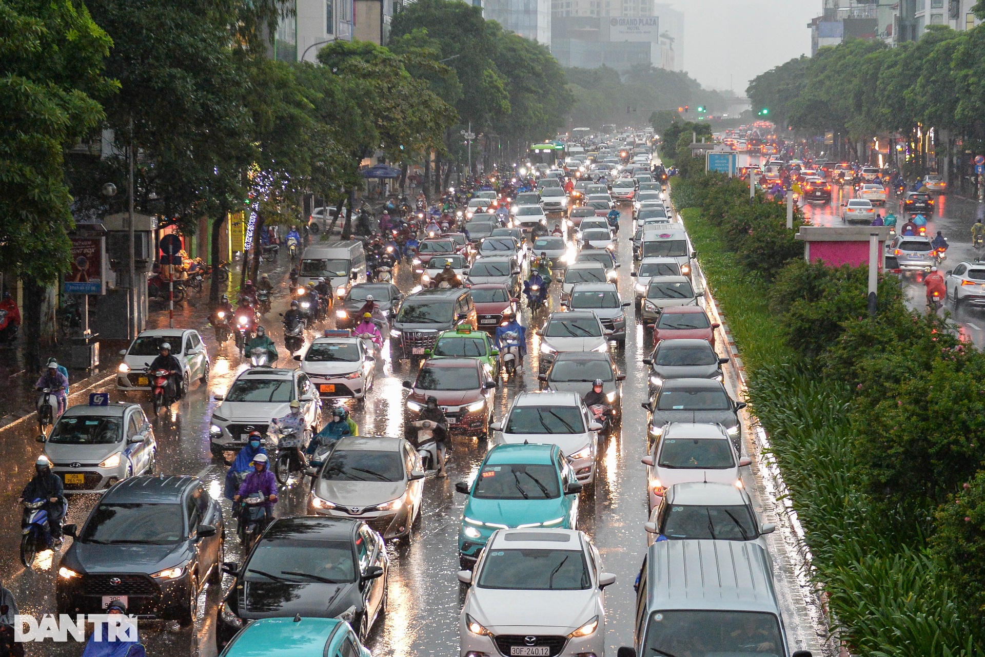 Mưa tầm tã từ đêm đến sáng, Hà Nội lĩnh trọn bộ tắc, ngập - 3