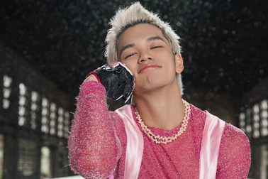 Trọng Hiếu lại gây bất ngờ với phong cách thời trang phi giới tính