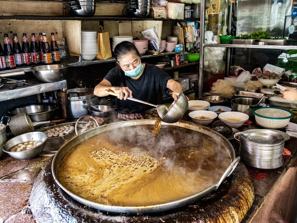 Quán mì bò có nồi nước hầm suốt 50 năm không hề đổ, khách Việt ăn vì tò mò - 2