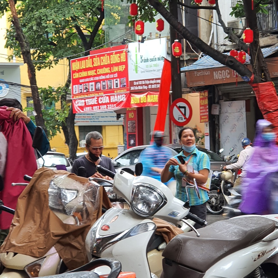 Dân đội mưa đi bán, bảo vệ khệ nệ khiêng chục bao vàng đi cất - 2 Dân đội mưa đi bán, bảo vệ khệ nệ khiêng chục bao vàng đi cất - 2
