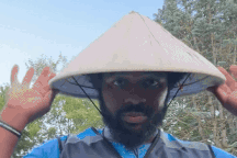 Anh Tây đội nón lá Việt Nam gây bất ngờ với mái tóc uốn xoăn sau 10 tiếng