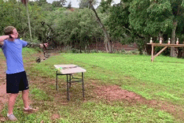 Mark Zuckerberg "khoe" khả năng bắn cung "bách phát bách trúng"