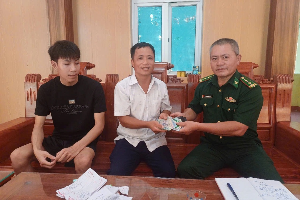 សិស្សមួយក្រុមរើសកាបូបលុយ៦,៥លានដុង - ២ Nhóm học sinh nhặt được ví tiền có 6,5 triệu đồng - 2