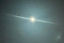 Tiểu hành tinh phát sáng rực rỡ khi "hạ cánh" xuống Trái Đất