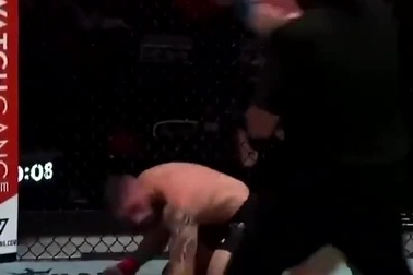 Kara-France hạ gục đối thủ với cú móc phải ấn tượng