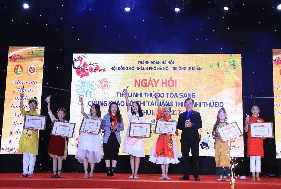 Hai nữ sinh giành giải Nhất hội thi “Tài năng thiếu nhi Thủ đô” - 14 Hai nữ sinh giành giải Nhất hội thi “Tài năng thiếu nhi Thủ đô” - 14