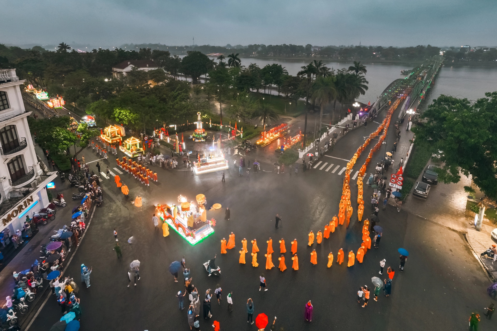 Phật tử Huế xếp hàng dài, đi bộ hơn 4km tại lễ rước tượng Phật sơ sinh - 12 Phật tử Huế xếp hàng dài, đi bộ hơn 4km tại lễ rước tượng Phật sơ sinh - 12