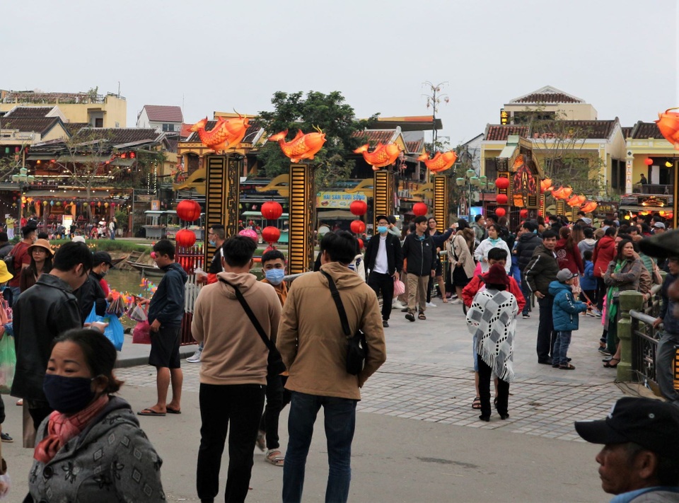 Hội An tấp nập du khách trong những ngày đầu năm mới 2021 - 1 Hội An tấp nập du khách trong những ngày đầu năm mới 2021 - 1