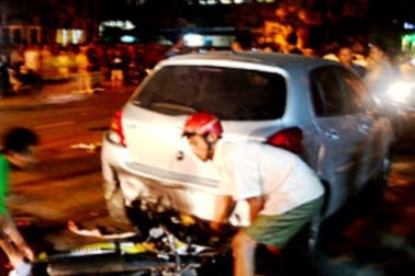 Lao vào đuôi ô tô đậu ven đường, 2 thanh niên thiệt mạng