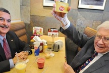 Bữa trưa cùng tỷ phú Warren Buffett đạt giá kỷ lục 3,5 triệu USD