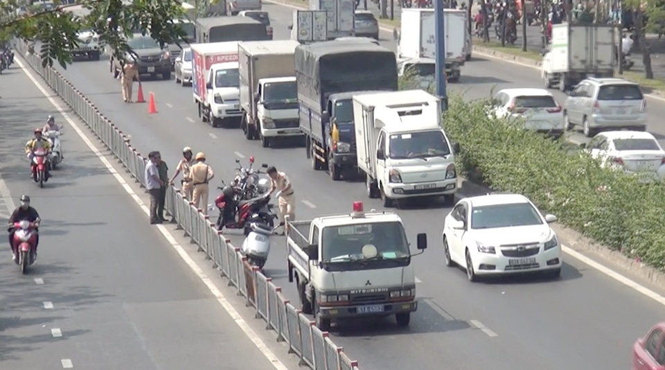 Hai thanh niên giật túi xách ngã sấp mặt trên đường tháo chạy - 2 Hai thanh niên giật túi xách ngã sấp mặt trên đường tháo chạy - 2