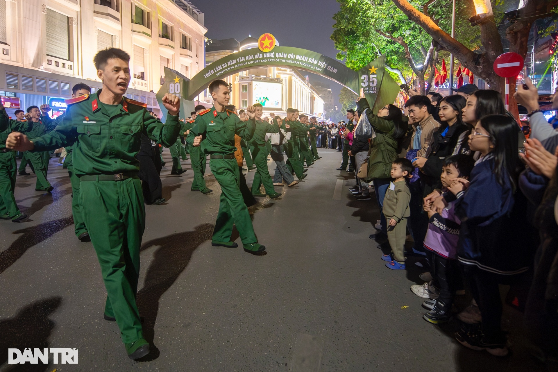 Người dân giao lưu biểu diễn sôi nổi cùng hàng trăm chiến sĩ trên phố đi bộ - 8 Người dân giao lưu biểu diễn sôi nổi cùng hàng trăm chiến sĩ trên phố đi bộ - 8