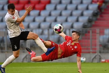 Lewandowski lập hat-trick, Bayern vô địch Bundesliga lần thứ 9 liên tiếp