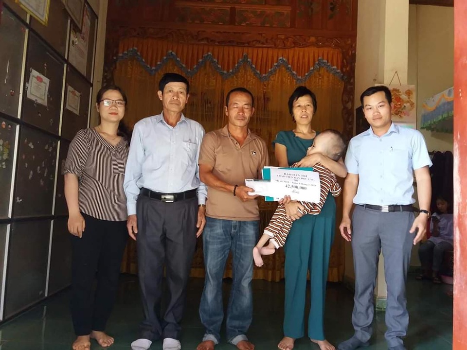 Bạn đọc giúp đỡ gia đình bé bị não úng thuỷ hơn 42 triệu đồng - 4 Bạn đọc giúp đỡ gia đình bé bị não úng thuỷ hơn 42 triệu đồng - 4