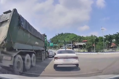 Tranh đường với xe ben để rẽ, ô tô con bị đâm tơi tả