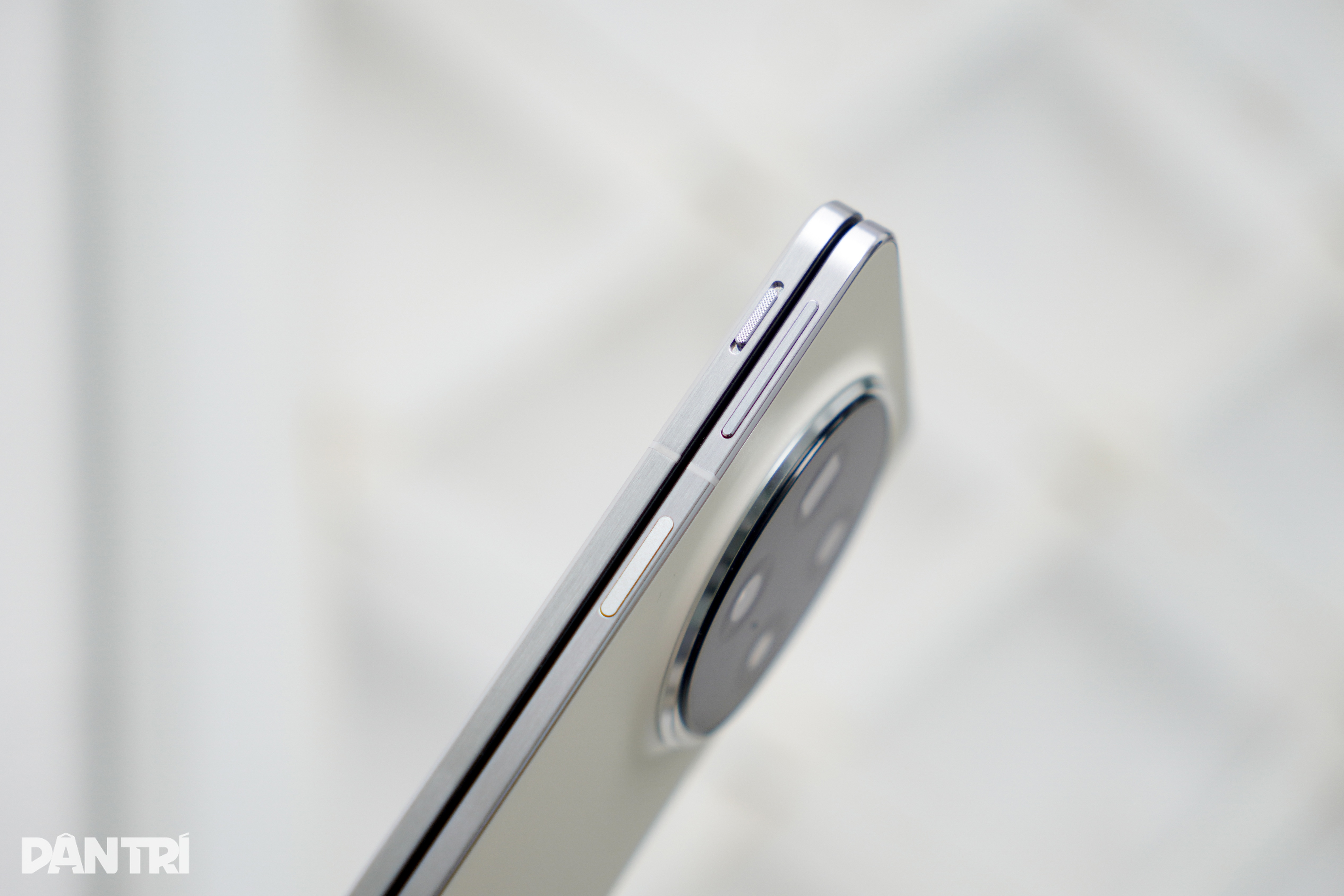 View - OPPO Find N5: Thiết bị tái định nghĩa điện thoại màn hình gập | Báo Dân trí