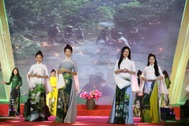 Hơn 500 phụ nữ trình diễn áo dài giữa di sản thiên nhiên thế giới