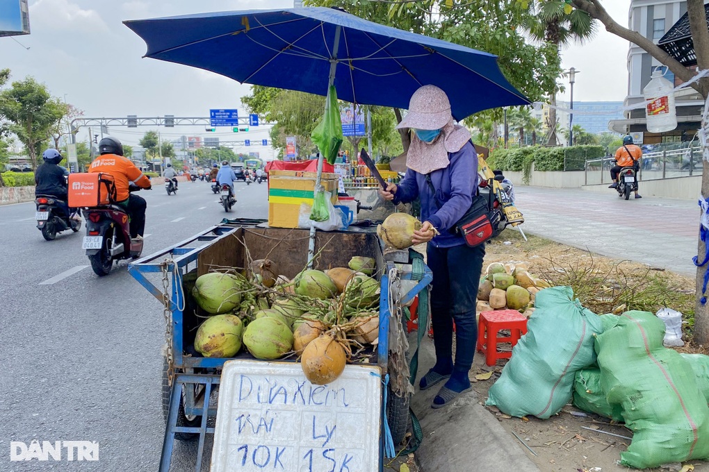 Nắng nóng thiêu đốt, chủ xe giải khát mỗi ngày bán 1.200 chai nước sâm - 5