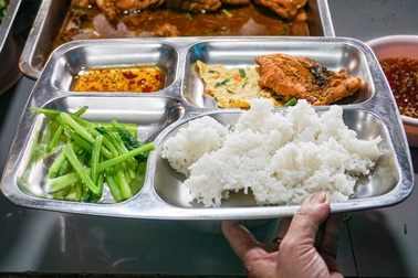 Suất cơm đồng cảm 2.000 đồng ở Đà Nẵng