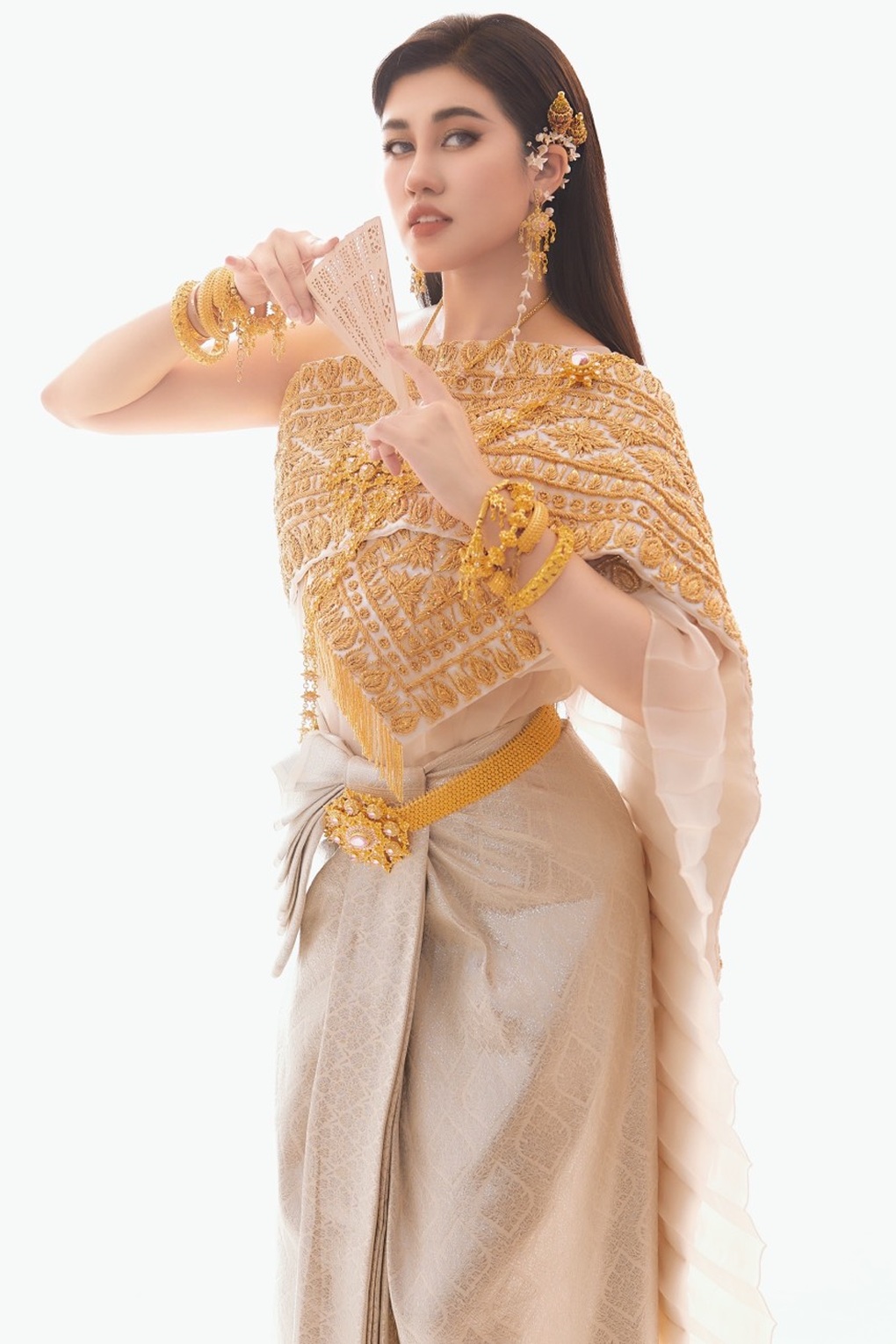 Emily Hồng Nhung quyến rũ trong bộ ảnh mang phong cách Nữ thần Songkran - 3 Emily Hồng Nhung quyến rũ trong bộ ảnh mang phong cách Nữ thần Songkran - 3