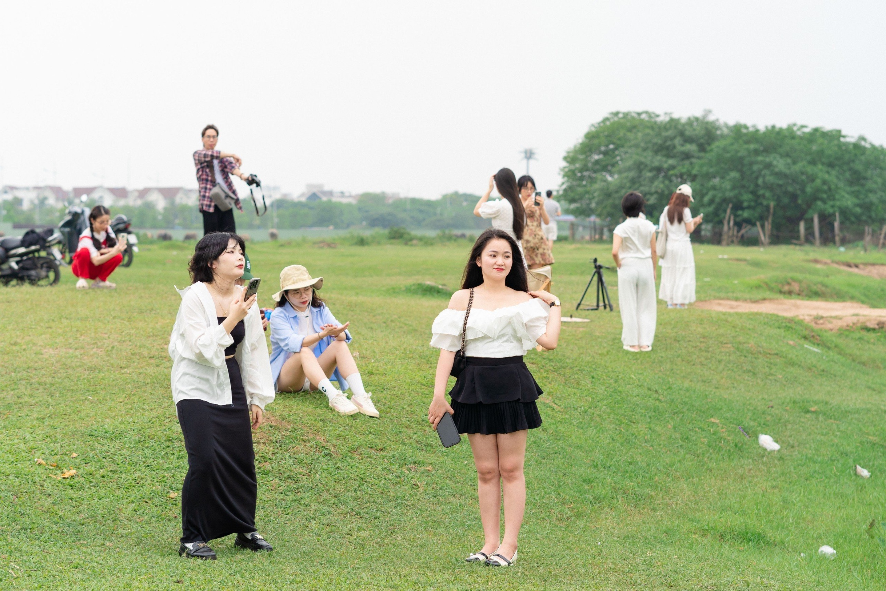 Phát hiện đầm hoa lục bình tím biếc ở Hà Nội, giới trẻ đổ xô săn ảnh đẹp - 10 Phát hiện đầm hoa lục bình tím biếc ở Hà Nội, giới trẻ đổ xô săn ảnh đẹp - 10