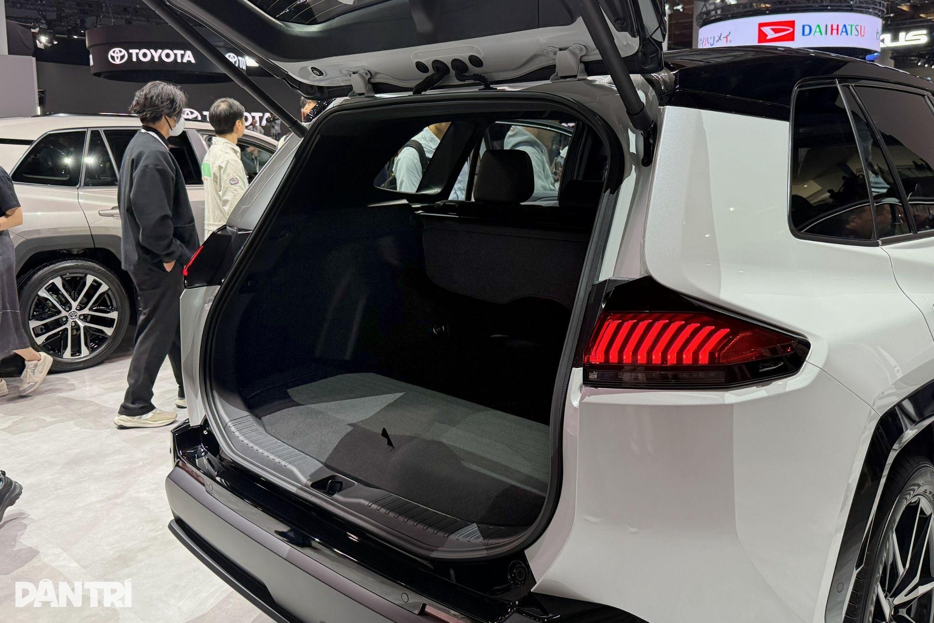 Cận cảnh Toyota RAV4 2026: “Lột xác” toàn diện, thông minh như xe điện - 8 Cận cảnh Toyota RAV4 2026: “Lột xác” toàn diện, thông minh như xe điện - 8