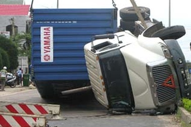 Xe container lật ngang gây ách tắc hơn 4 giờ