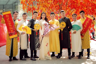 Trương Ngọc Ánh rực rỡ bên dàn “mỹ nam” đón năm mới