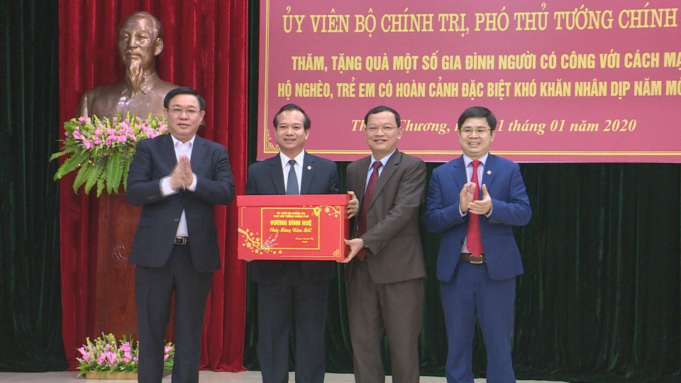 Phó Thủ tướng Vương Đình Huệ thăm, tặng quà các gia đình chính sách, hoàn cảnh khó khăn - 9 Phó Thủ tướng Vương Đình Huệ thăm, tặng quà các gia đình chính sách, hoàn cảnh khó khăn - 9