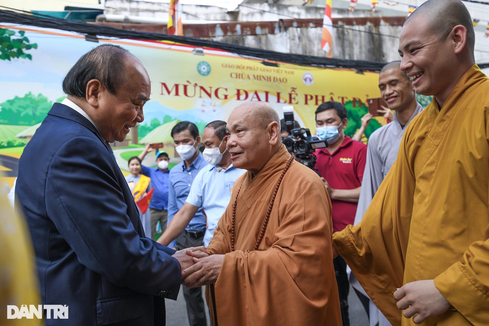 Chủ tịch nước Nguyễn Xuân Phúc chúc mừng Đại lễ Phật đản tại TPHCM - 2 Chủ tịch nước Nguyễn Xuân Phúc chúc mừng Đại lễ Phật đản tại TPHCM - 2