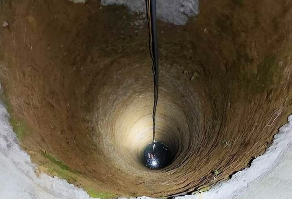 Bé trai 3 tuổi rơi xuống giếng sâu hàng chục mét tử vong - 1 Bé trai 3 tuổi rơi xuống giếng sâu hàng chục mét tử vong - 1