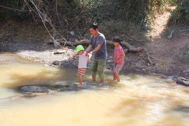 Rơi nước mắt cảnh 2 con thơ dại bơ vơ bên người cha mù