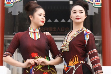 Áo dài Việt “du ngoạn” thế giới